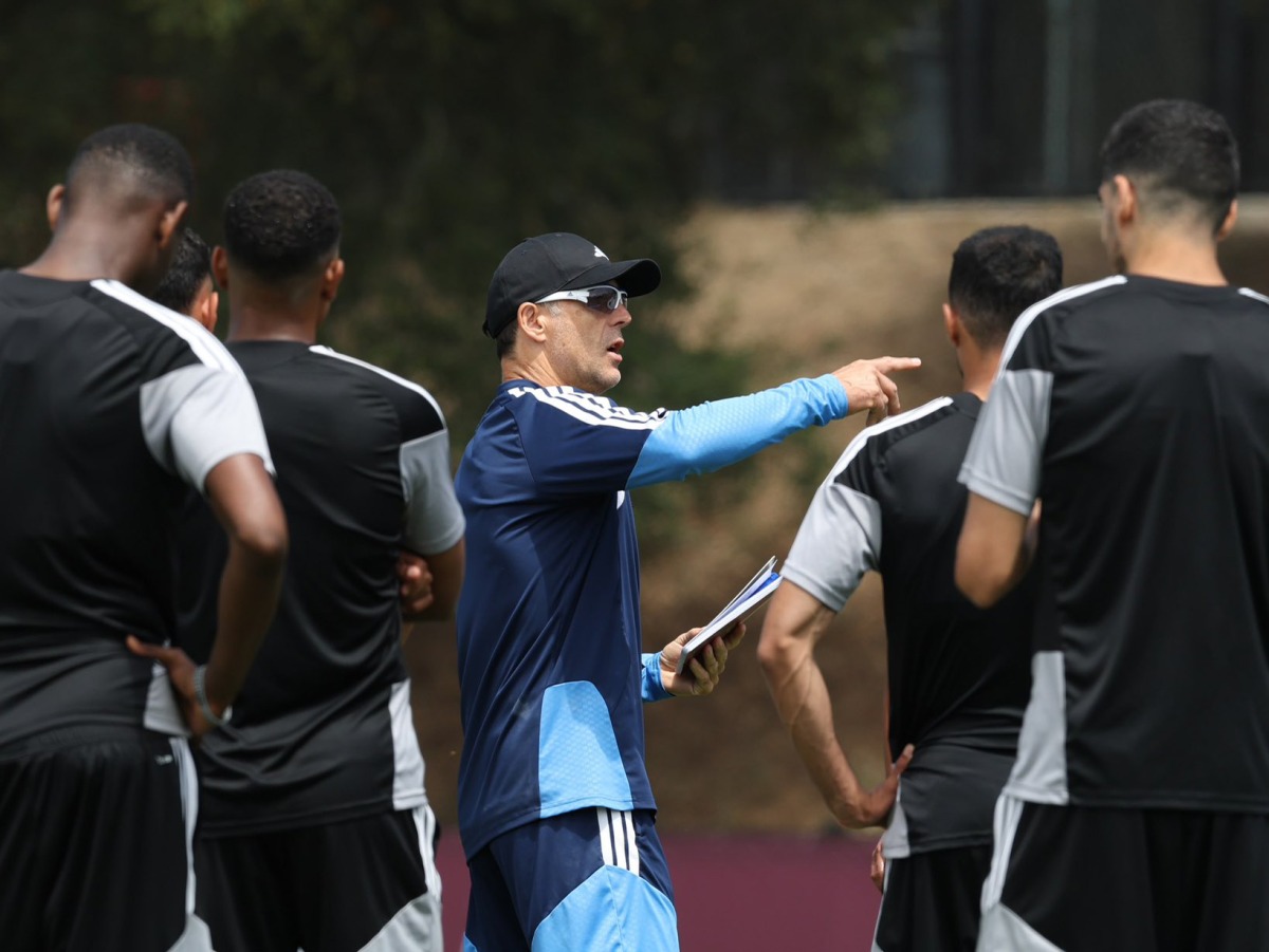 Qatar coach Julen Lopetegui with his players.