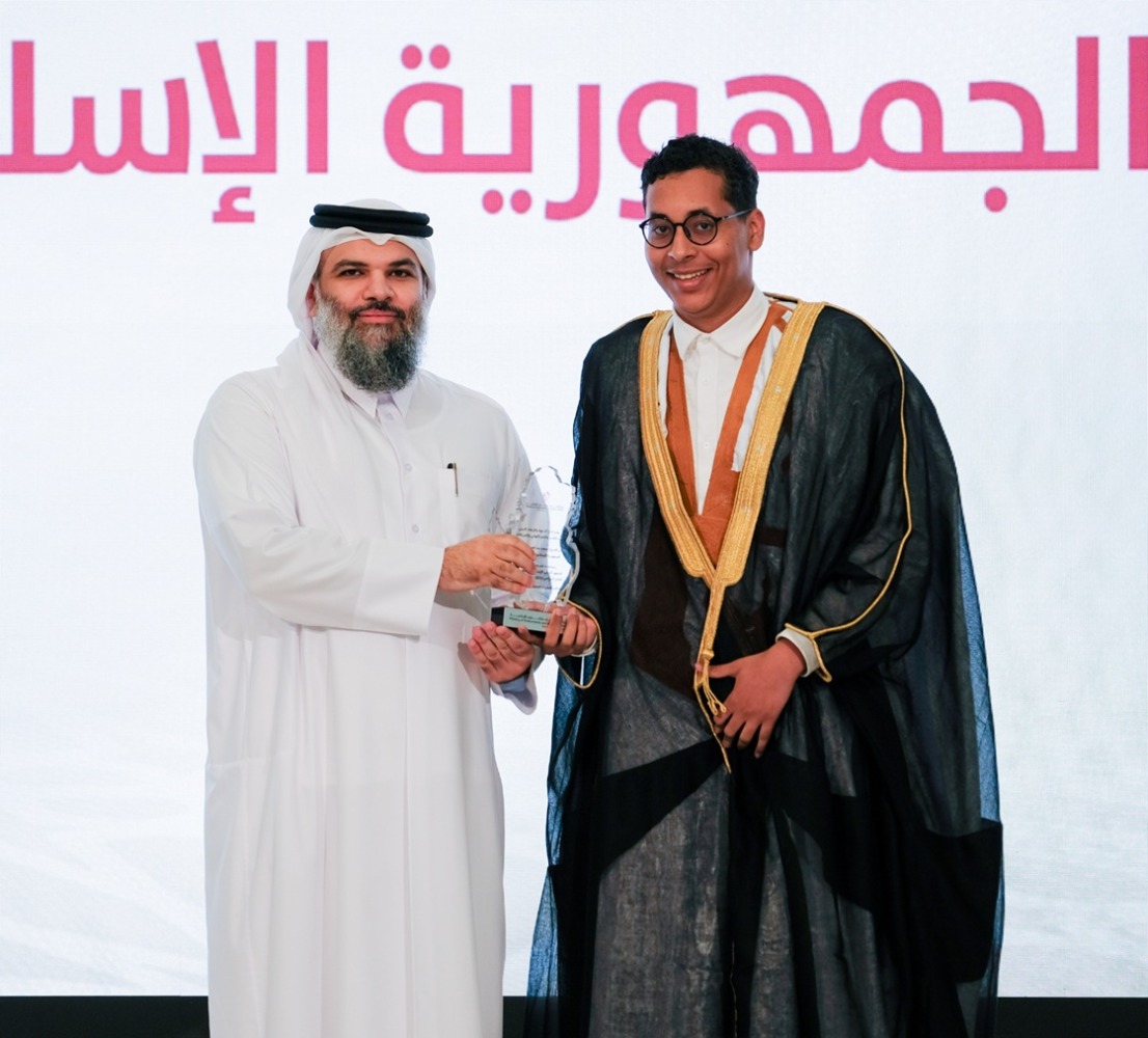 Undersecretary of the Ministry of Awqaf and Islamic Affairs H E Dr. Sheikh Khalid bin Mohammed bin Ghanem Al Thani honouring a graduate at the ceremony.