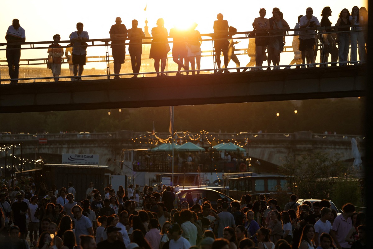 Music enthusiasts gather for free concerts on the banks of the Seine river during France's annual street music festival, the Fete de la Musique, in Paris on June 21, 2025. Photo by ROMAIN PERROCHEAU / AFP