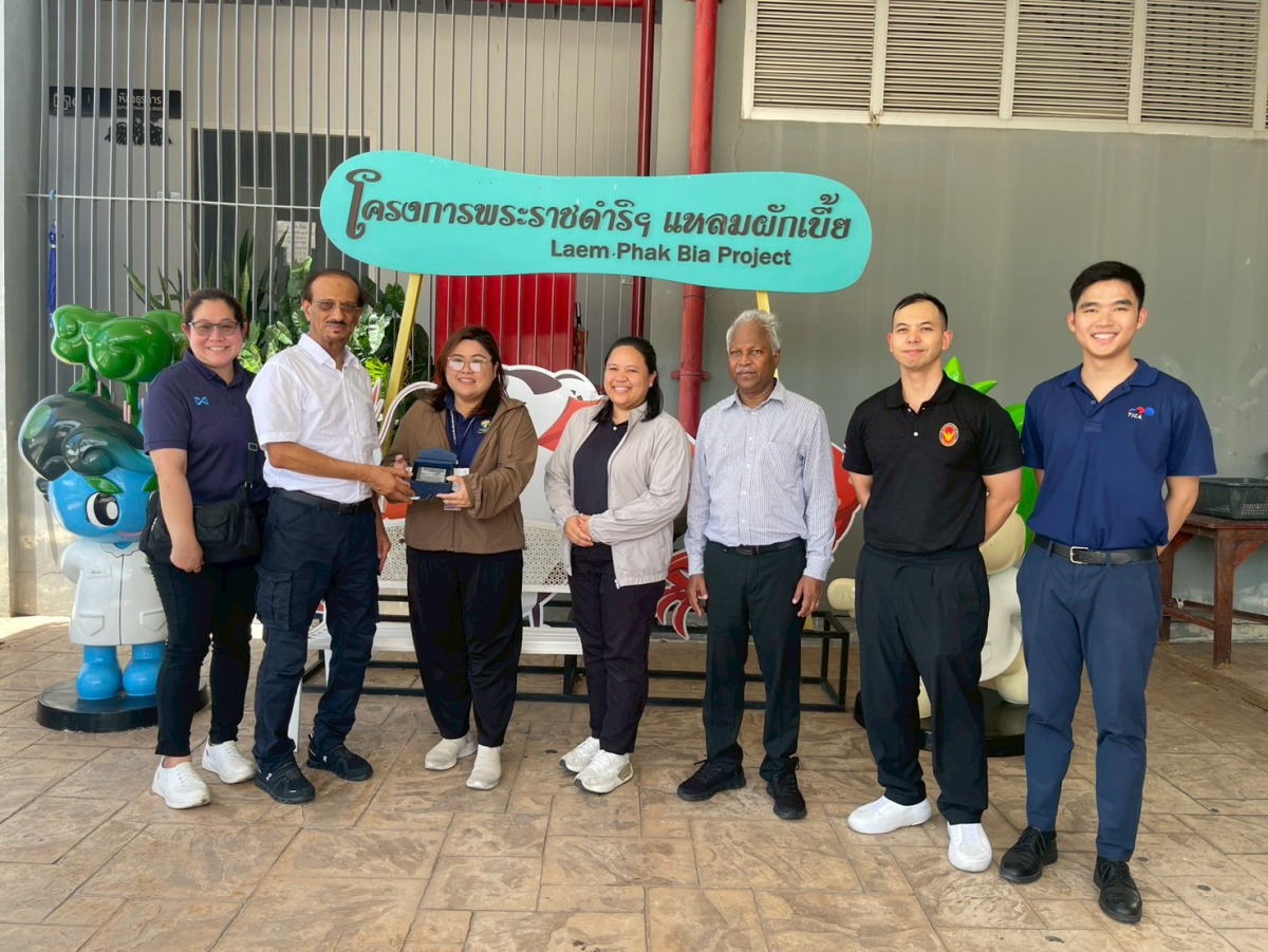 Members of the delegation and Thai embassy officials in Qatar visiting the Laem Phak Bia Project in Thailand.
