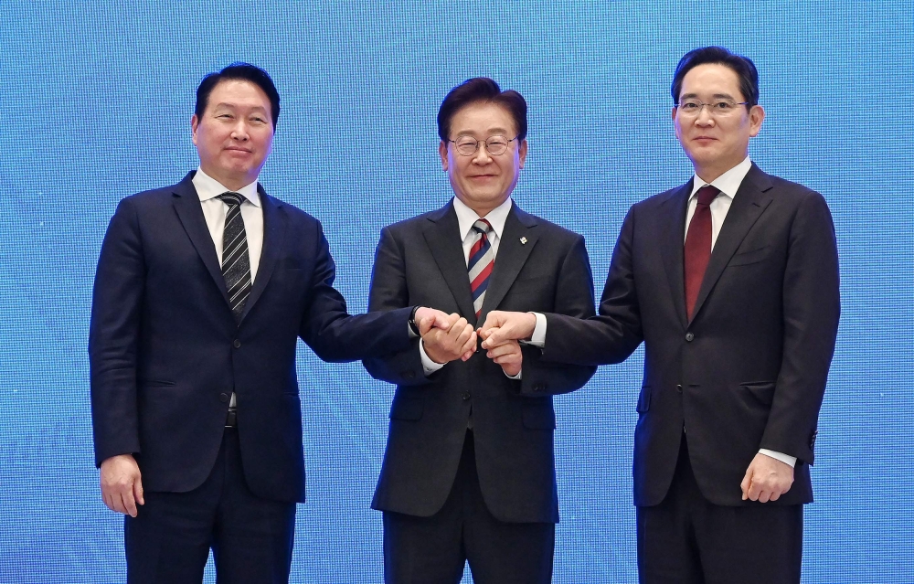 Republic of Korea President Lee Jae Myung (C), Samsung Electronics Chairman Lee Jae-yong (R) and SK Group Chairman Chey Tae-won (L) after a briefing announcement of public-private collaboration projects at the presidential Blue House in Seoul on June 29, 2026. (Photo by Kim Min-Hee / Pool / AFP)