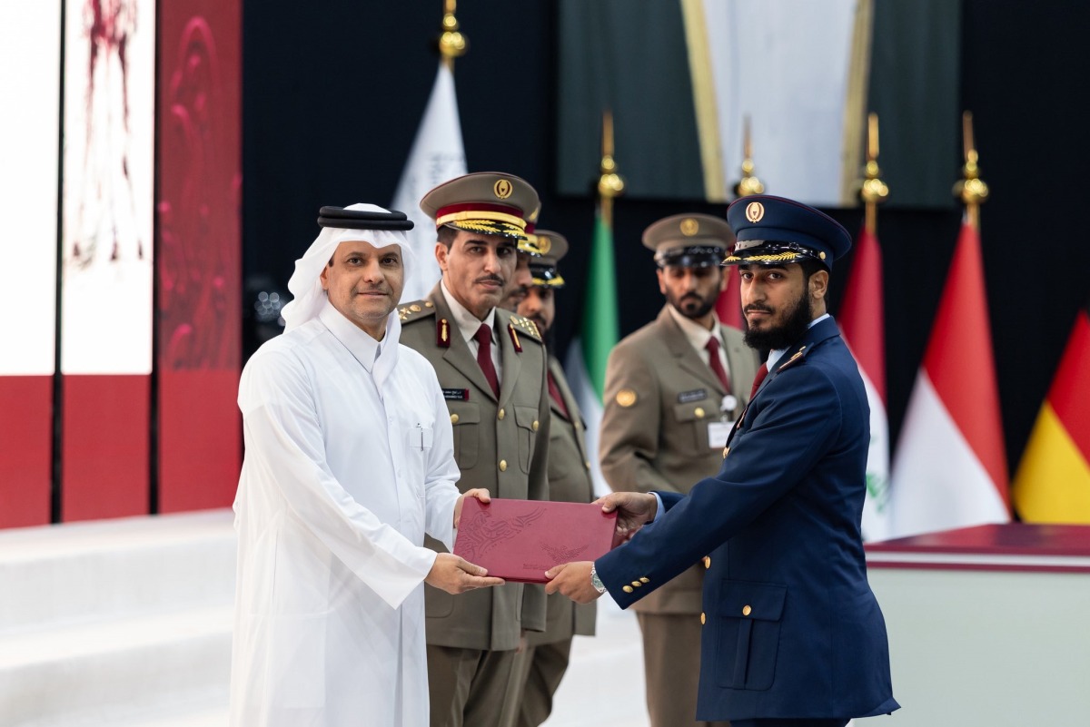 Deputy Prime Minister and Minister of State for Defence Affairs H E Sheikh Saoud bin Abdulrahman bin Hassan Al-Thani honouring a graduate during the ceremony. 
