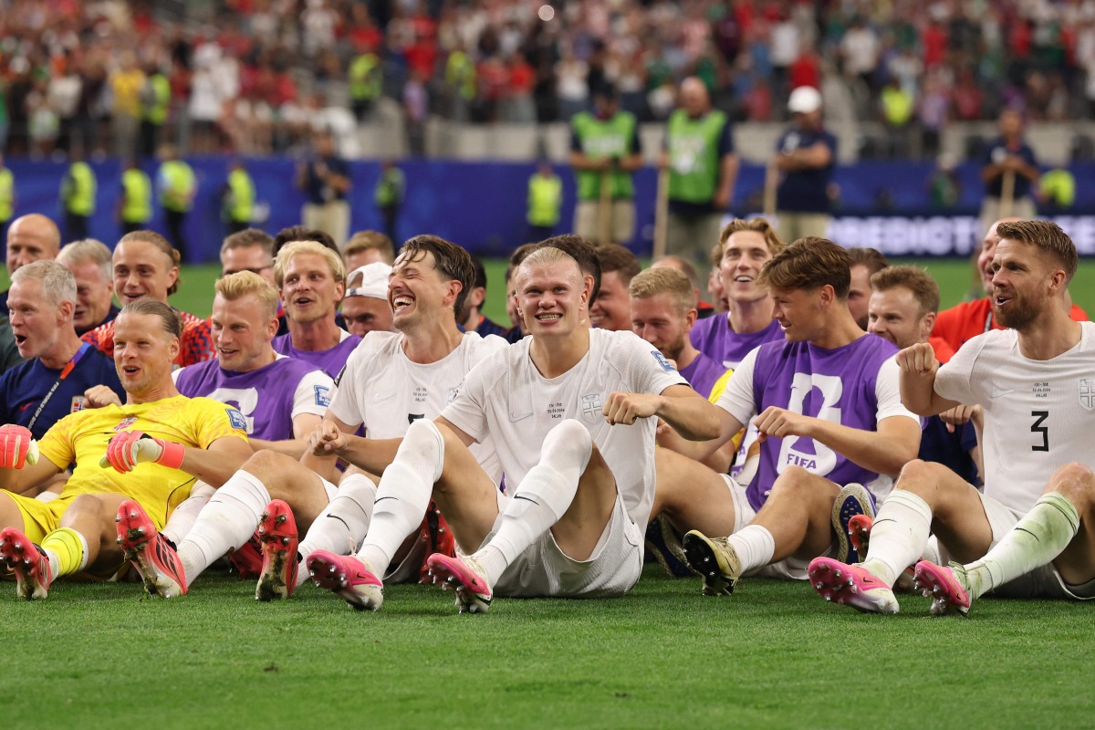 Erling Haaland #9 of Norway and teammates celebrate with fans after the 2-1 win during the FIFA World Cup 2026 Round Of 32 match between Cote d'Ivoire and Norway at Dallas Stadium on June 30, 2026 in Arlington, Texas. (Photo by Lars Baron / GETTY IMAGES NORTH AMERICA / Getty Images via AFP)