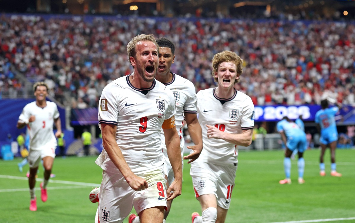 Harry Kane #9 of England celebrates with teammates Jude Bellingham #10 and Anthony Gordon #18 after scoring his team's first goal during the FIFA World Cup 2026 Round Of 32 match between England and Congo DR at Atlanta Stadium on July 01, 2026 in Atlanta, Georgia. (Photo by Richard Pelham / GETTY IMAGES NORTH AMERICA / Getty Images via AFP)
