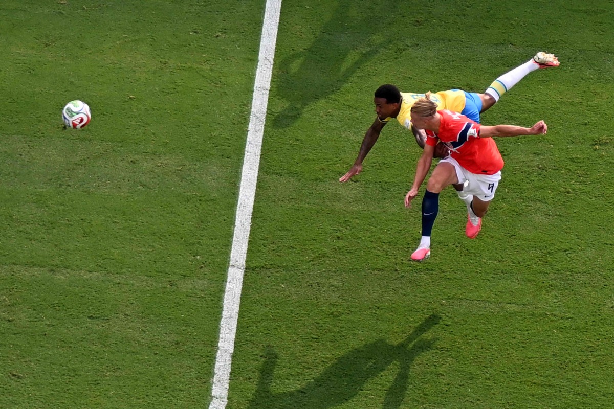 Norway's forward #09 Erling Braut Haaland (R) scores his teamｴs first goal during the 2026 World Cup round of 16 football match between Brazil and Norway at the New York/New Jersey Stadium in East Rutherford on July 5, 2026. (Photo by Jewel SAMAD / AFP)