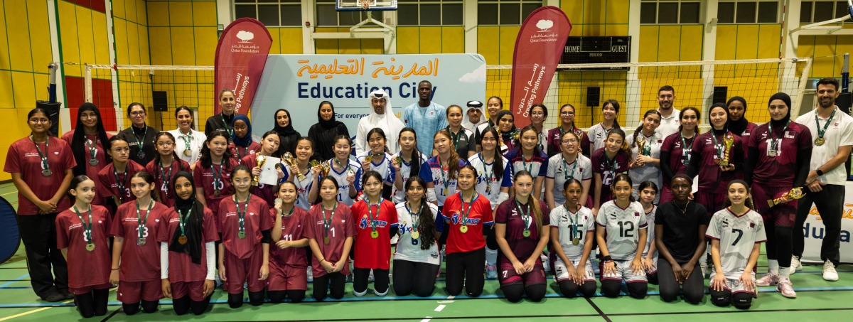 Executive Director of Women’s and Girls’ Sports at Qatar Foundation Alanoud Al Mesnad and President of the Qatar Volleyball Association Ali Ghanim Al-Kuwari pose with winners across all categories.