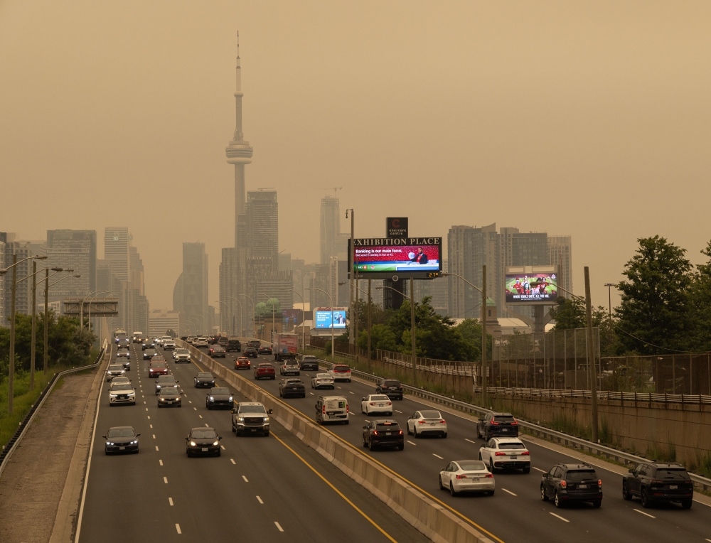 Wildfire smoke from northwestern Ontario fills the sky in Toronto, Canada, on July 15, 2026. (Photo by Zou Zheng/Xinhua)