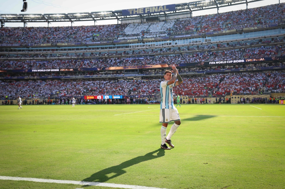 Argentina's midfielder #24 Enzo Fernandez applauds the fans as he leaves the pitch after being shown a red card on July 19, 2026. (Photo by Charly Triballeau / AFP)