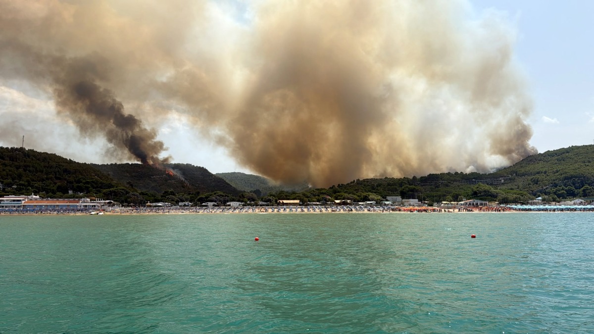 This photograph obtained from Italian news agency Ansa shows a vast wildfire spreading in the forest near the Adriatic sea resort of Peschici, in the southeastern Italy province of Puglia on July 26, 2026. (Photo by ANSA / AFP)