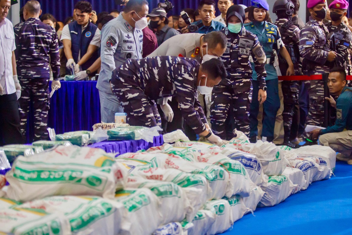 Officers from various Indonesian agencies prepare sacks containing ketamine during a press conference revealing an international narcotics smuggling case in Batam, Riau Islands, on August 9, 2026. Photo by ANDARU AK / AFP