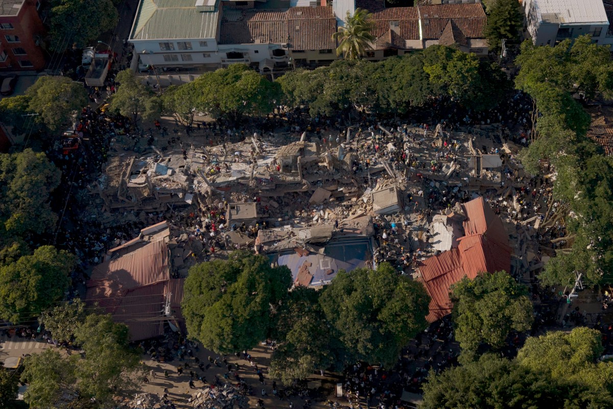 This aerial view shows a collapsed building after an earthquake in Cali, Colombia on August 10, 2026. Photo by JOAQUIN SARMIENTO / AFP