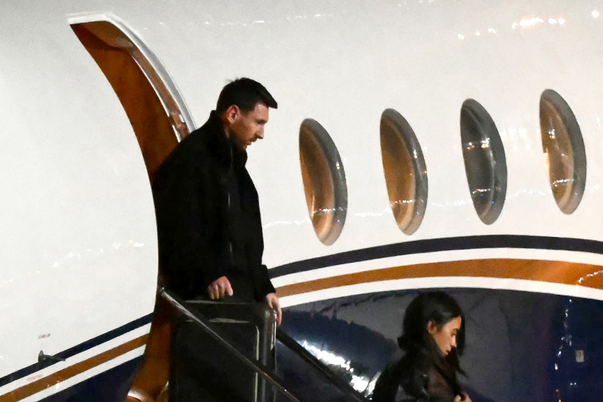 Argentine football star Lionel Messi (L) and his wife Antonela Roccuzzo arrive at the Islas Malvinas International Airport after the death of his father Jorge Messi in Rosario, Santa Fe province, Argentina on August 8, 2026. Photo by LUIS ROBAYO / AFP