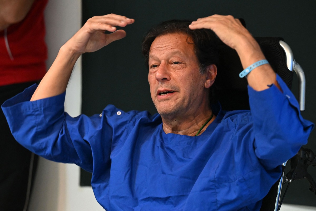 In this picture taken on November 4, 2022, Pakistan's former prime minister Imran Khan addresses the media representatives at a hospital in Lahore. Photo by Arif ALI / AFP