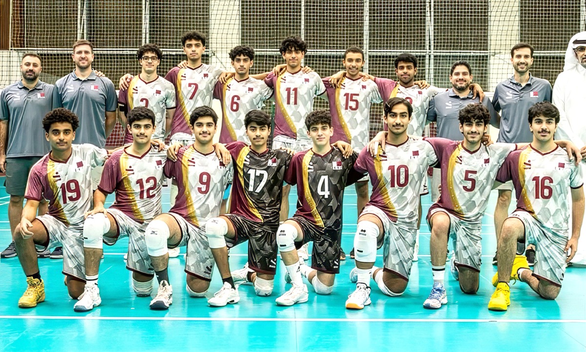 Qatar U-17 players and officials pose for a photo.