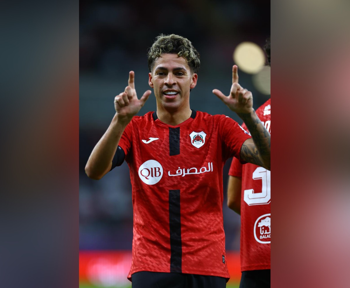 Al Rayyan's Gabriel Pereira celebrates after scoring a goal. RIGHT: Al Rayyan's Roger Guedes (right) in action during a match against Lusail at Ahmad Bin Ali Stadium yesterday. 