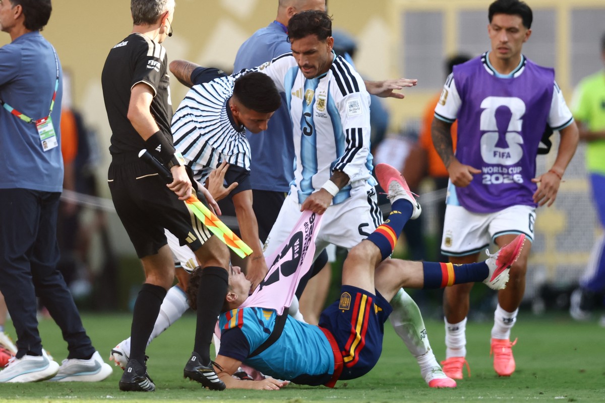 Argentina's midfielder #05 Leandro Paredes (top) clashes with Spain's midfielder #09 Gavi during the 2026 World Cup football tournament final match between Spain and Argentina at the New York/New Jersey Stadium in East Rutherford on July 19, 2026. Photo by CHARLY TRIBALLEAU / AFP