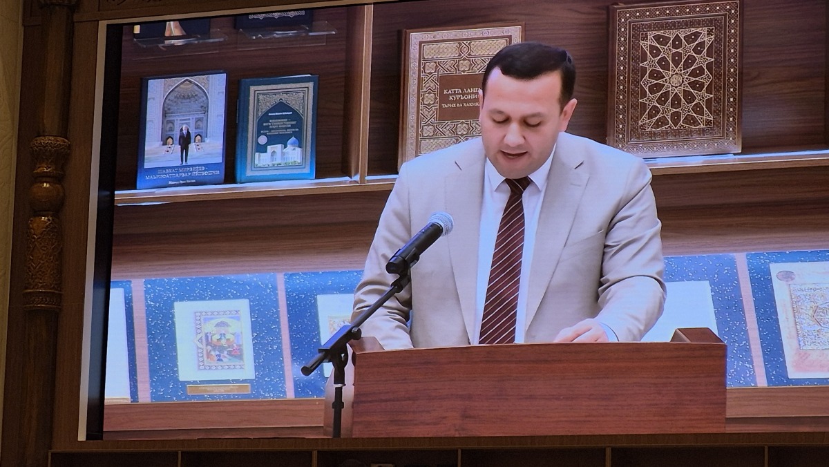 Spokesperson for the Center for Islamic Civilization Uktam Usmonov speaking to the audience during the closing ceremony of the event.