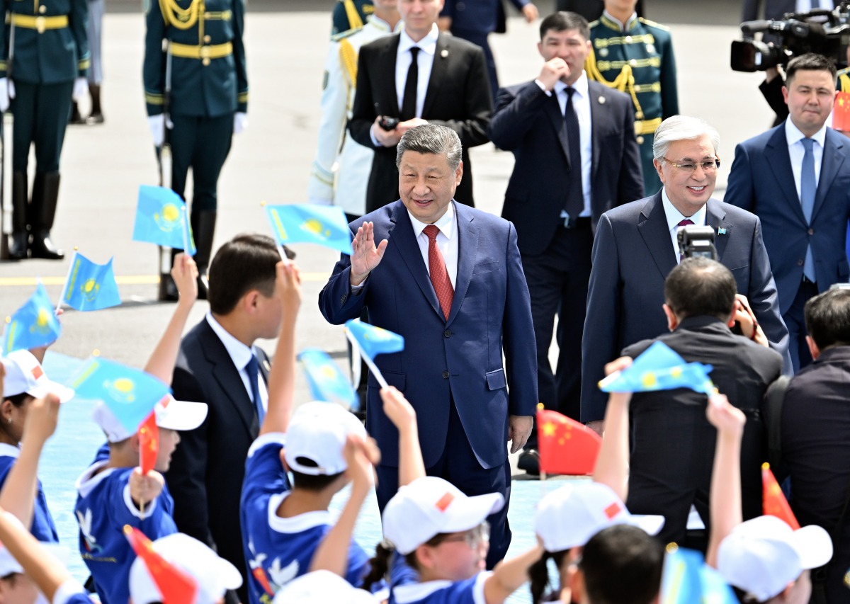 Chinese President Xi Jinping greets the welcoming crowd in Astana, Kazakhstan, June 16, 2025. (Xinhua/Yin Bogu)