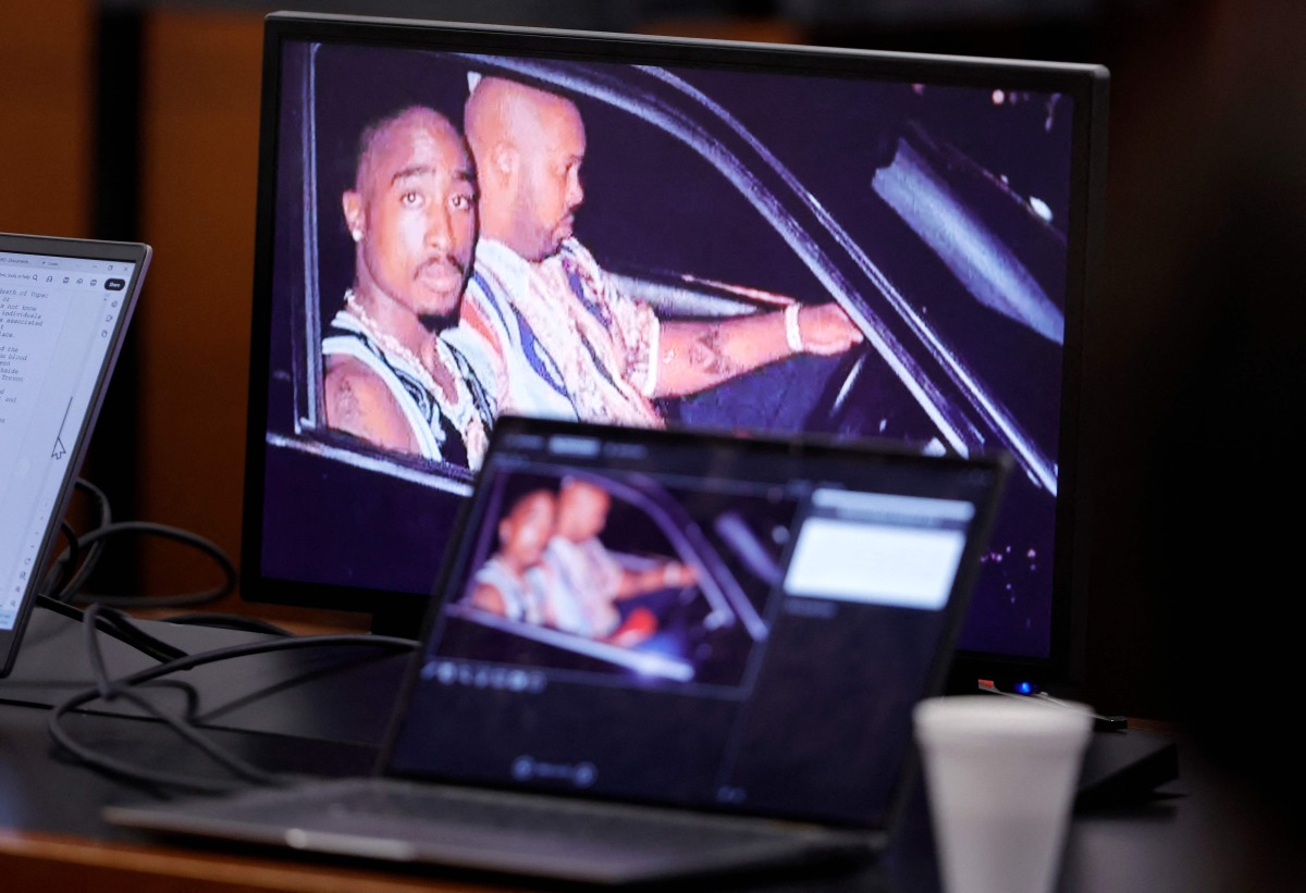 A 1996 photo of rapper Tupac Shakur (L) and Marion “Suge” Knight is shown on screens during closing arguments in the Duane Davis murder trial, related to the 1996 killing of rapper Tupac Shakur, at Clark County District Court at the Regional Justice Center in Las Vegas, Nevada, on August 31, 2026. (Photo by STEVE MARCUS / POOL / AFP)