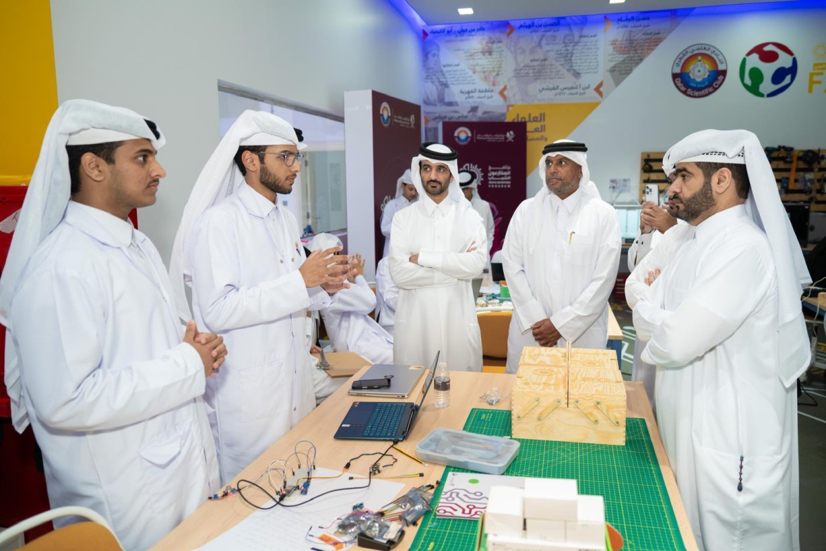 Participants explaining their innovation during the event.