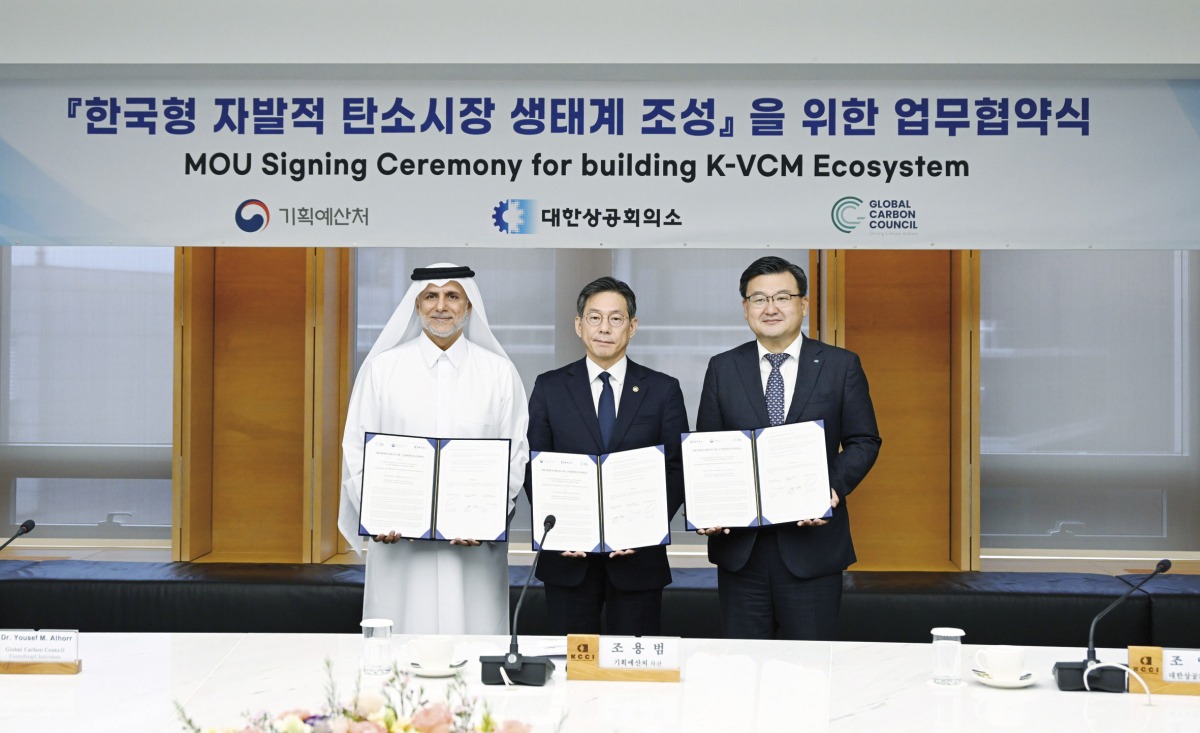 Founding Chairman of GCC Dr. Yousef M Alhorr, Vice Minister of MBP Yongbum CHO, and Chairman of KCCI  Chey Tae-Won during the signing ceremony.