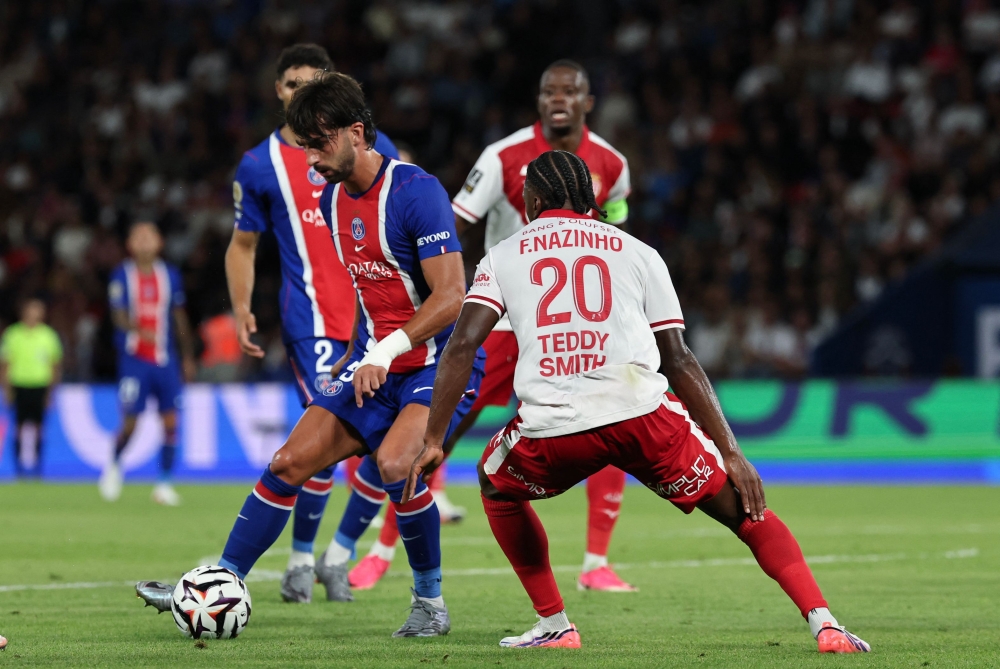 PSG's Spanish forward #09 Ferran Torres (L) and Monaco's Portuguese defender #20 Nazinho during the French L1 football match between Paris Saint-Germain (PSG) and AS Monaco at the Parc des Princes stadium in Paris on September 4, 2026. (Photo by Anne-Christine POUJOULAT / AFP)