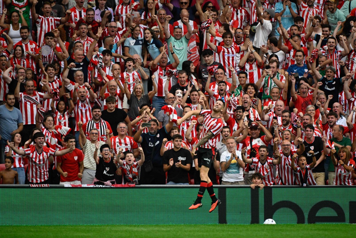 Athletic Bilbao's Spanish midfielder #08 Oihan Sancet celebrates scoring his team's third goal during the Spanish league football match between Athletic Club Bilbao and Club Atletico de Madrid at San Mames Stadium in Bilbao on September 5, 2026. (Photo by ANDER GILLENEA / AFP)