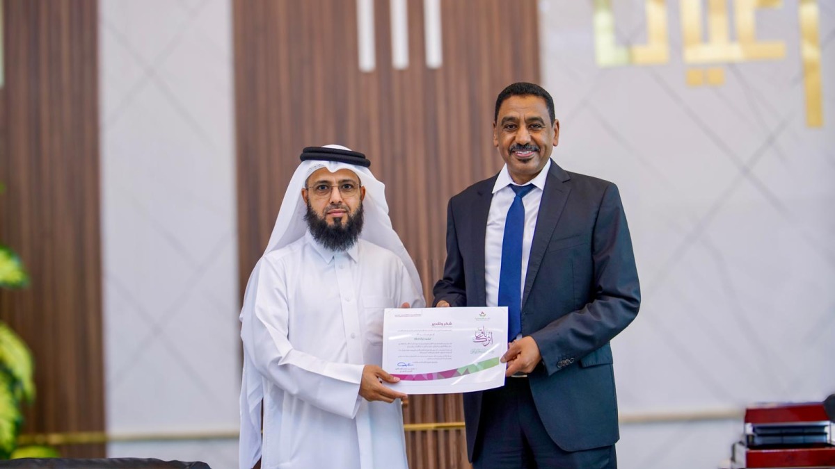 CEO of Thani Humanitarian Dr. Ayed bin Debsan Al Qahtani (left) honouring CEO of Aayan Leasing Company Mohammed Ziada Taha.