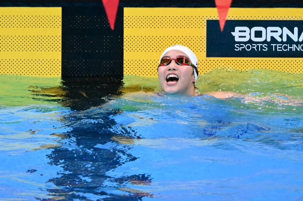 China's Yu Zidi celebrates after winning the final of the women's 200m individual medley swimming event during the 2026 Asian Games at the Tokyo Aquatics Centre in Tokyo on September 21, 2026. (Photo by Yuichi Yamazaki / AFP)