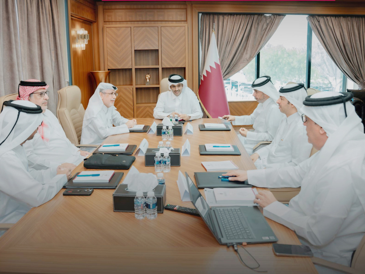 Chairman of the Board at the Qatar Press Center Abdulrahman Majed Al Qahtani and board members Jaber Salem Al Harami, Prof. Khalid Mubarak Al-Shafi, Falih Hussein Al-Hajri, Faisal Al-Mudahka, Faisal Mohammed Abdullah and Director General of the Center and Board Secretary Sadiq Mohammed Al Amari during the meeting.