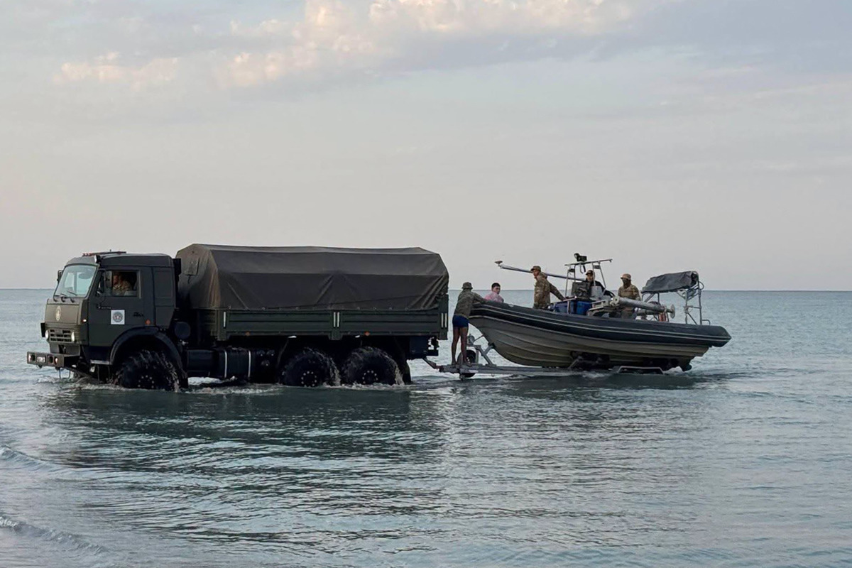 In this undated handout photograph released by the Kazakh Defence Ministry on September 25, 2026, Kazakh military personnel conduct search and rescue operations at an undisclosed location in the waters of the Caspian Sea. Photo by Handout / KAZAKH DEFENCE MINISTRY / AFP