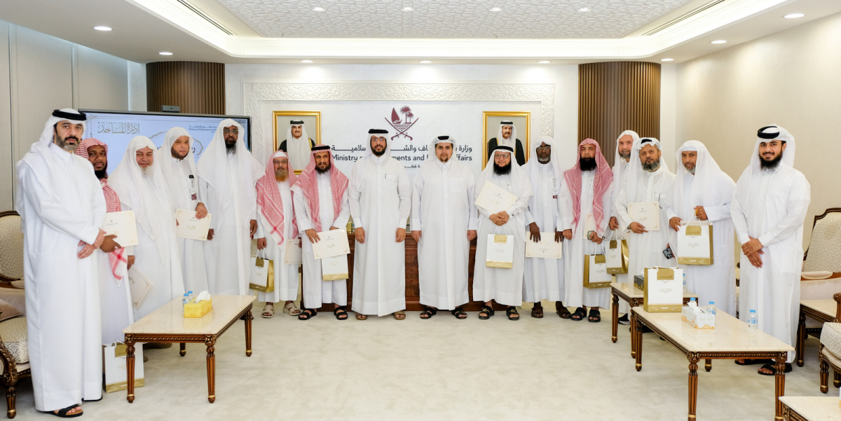 Ministry of Awqaf officials and the imams during the meeting. 