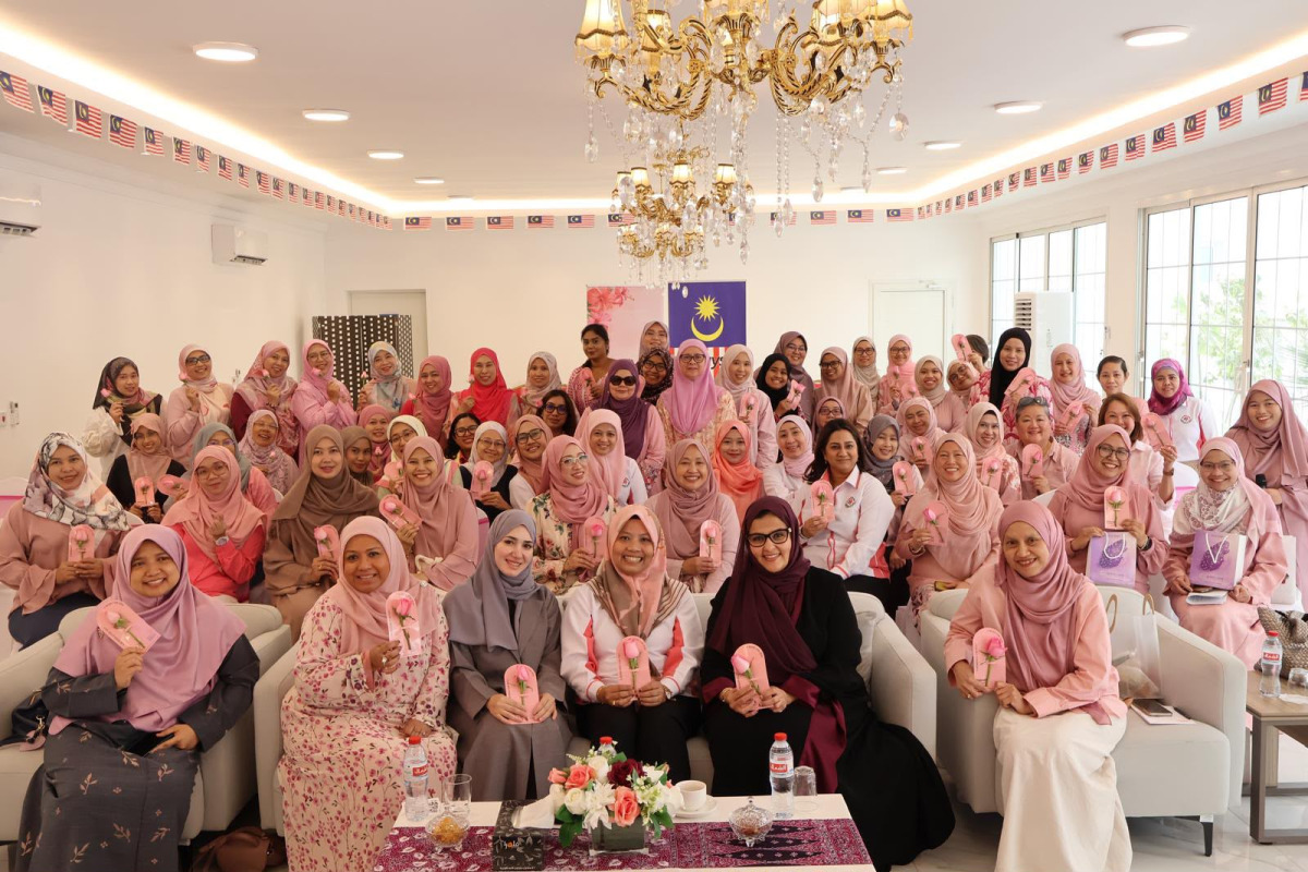 Participants and experts pose for a group photo at the awareness session. 