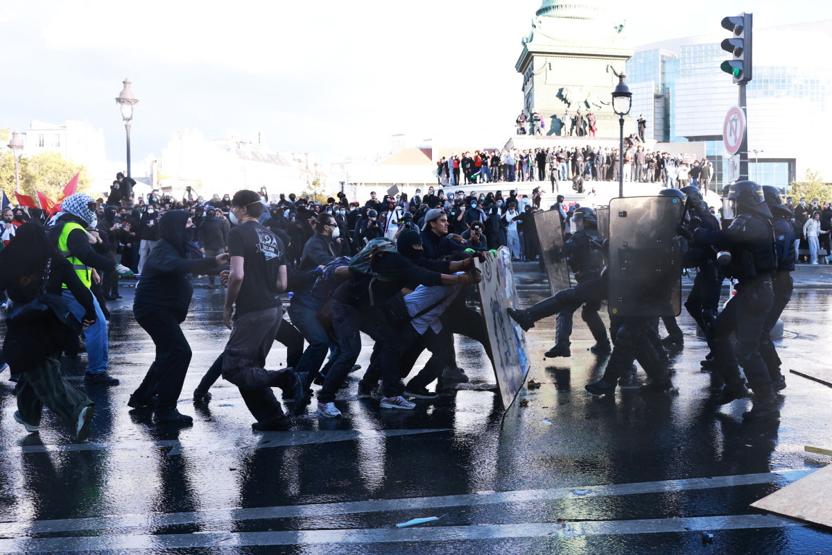French police officers clash with protesters during a demonstration of high-school students at Place de la Bastille, in Paris, on October 8, 2026, as part of a nationwide protest movement over learning conditions. Photo by Kenzo TRIBOUILLARD / AFP