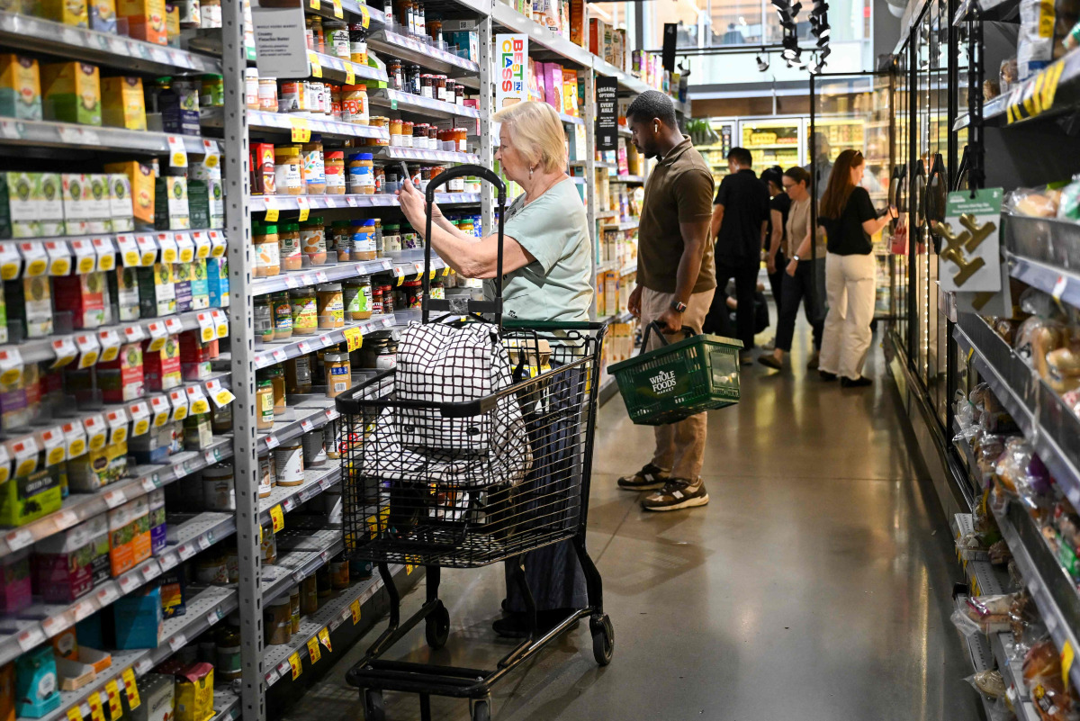 People shop for groceries at a supermarket in Manhattan on August 25, 2026 in New York City. US consumer inflation climbed more than anticipated in September, government data showed October 14, 2026, as the US war with Iran pushed energy costs higher, deepening strains on American households ahead of next month's midterm elections. The consumer price index (CPI) was slightly hotter than analysts expected, rising to 3.7 percent on a year-on-year basis, said the Department of Labor. This was an acceleration from 3.4 percent in August. (Photo by ANGELA WEISS / AFP)
