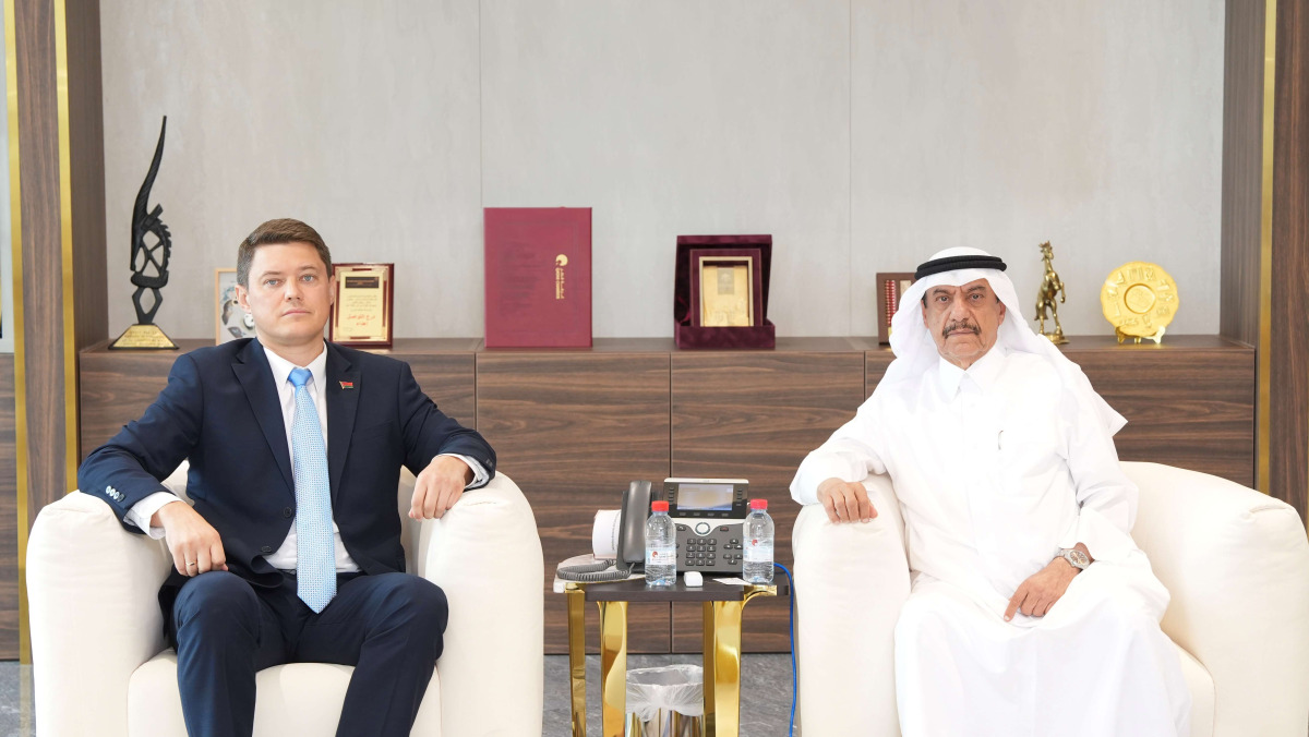QC Acting General Manager Ali Bu Sherbak Al-Mansori and Chargé d’Affaires at the Embassy of the Republic of Belarus in Qatar Aleksei Zubko during the meeting.