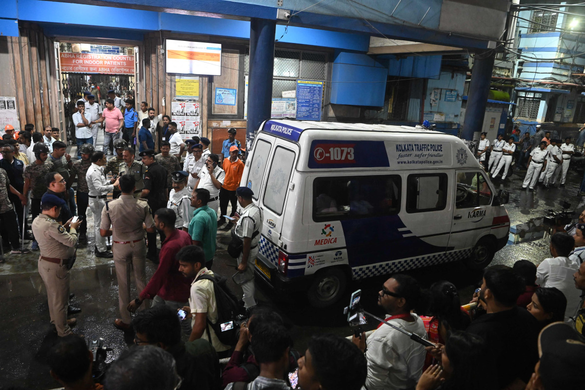 An ambulance carrying Durga Puja Pandal stampede victims stops in front of the emergency building of Calcutta Medical College and Hospitalas relatives of Durga Puja Pandal stampede victims mourn in Kolkata on October 16, 2026. (Photo by AFP)