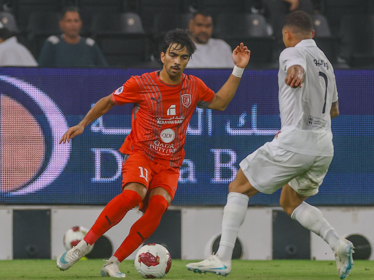 Al Duhail's Tahseen Mohammed Jamshid (left) and Al Sadd's Sekou Oumar Yansane in action.